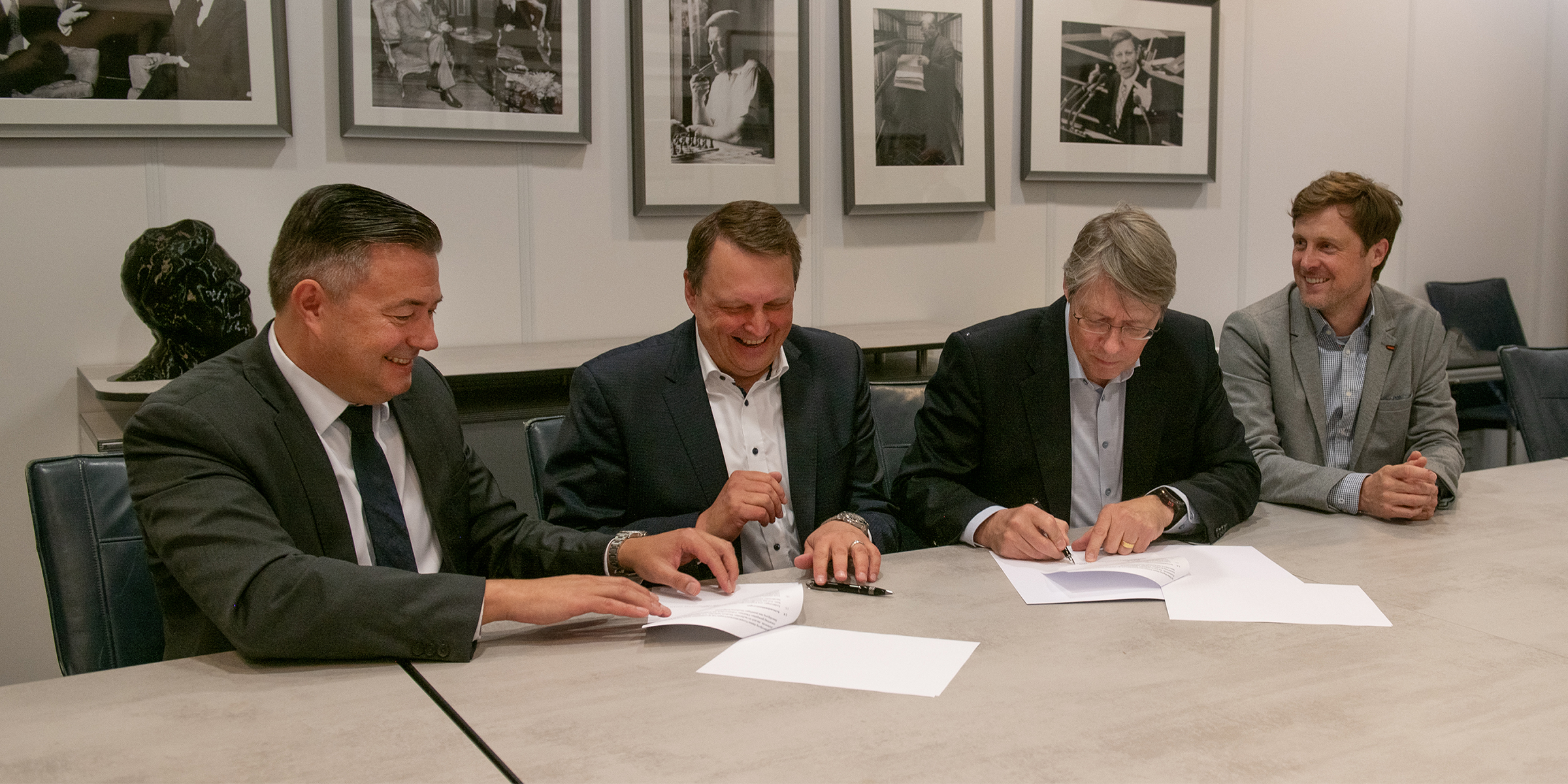 Im Rahmen eines offiziellen Meetings wurde der Kooperationsvertrag zwischen Herrn Klaus Dieter Schmidt, Geschäftsführer der F. REYHER Nchfg. GmbH & Co. KG, und Herrn Axel Puckhaber, Kanzler der Helmut-Schmidt-Universität, unterzeichnet. V. l. n. r.: Axel Puckhaber (Kanzler der Helmut-Schmidt-Universität), Klaus Dieter Schmidt (Geschäftsführer der F. REYHER Nchfg. GmbH & Co. KG), Roland Kirsch (Kaufmännischer Leiter) und Mario Oertel (Dekan der Fakultät Maschinenbau und Bauingenieurwesen)