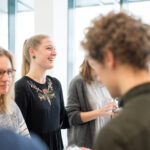 Kooperation oder Konflikt? Mitwirkende nehmen mit ihren Smartphones an einem Experiment teil. Sie können den individuellen Vorteil anstreben und damit in einen Konflikt mit anderen treten. Die experimentelle Wirtschaftsforschung untersucht, unter welchen Bedingungen sie sich für das Wohl der Gruppe und Kooperation entscheiden.