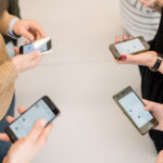 Kooperation oder Konflikt? Mitwirkende nehmen mit ihren Smartphones an einem Experiment teil. Sie können den individuellen Vorteil anstreben und damit in einen Konflikt mit anderen treten. Die experimentelle Wirtschaftsforschung untersucht, unter welchen Bedingungen sie sich für das Wohl der Gruppe und Kooperation entscheiden.