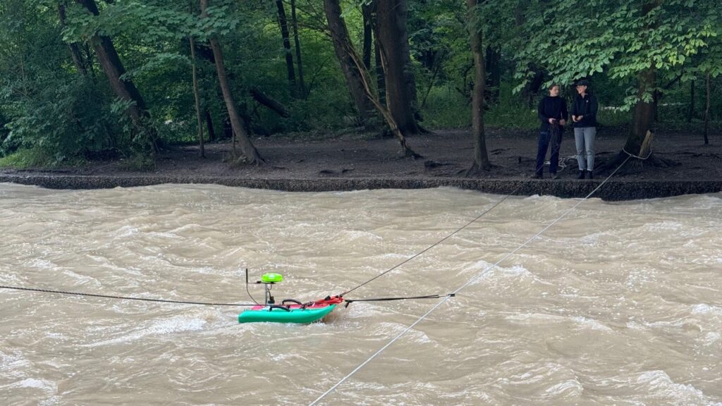 m Juli 2025 beauftragte das Baureferat der Landeshauptstadt München Univ.-Prof. Dr.-Ing. habil. Mario Oertel von der Professur für Wasserbau an der Helmut-Schmidt-Universität / Universität der Bundeswehr Hamburg damit, in einem Modellversuch sowie mittels numerischer 3D-CFD-Simulationen Variantenuntersuchungen durchzuführen