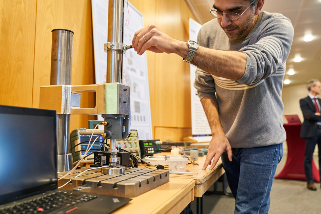 Demonstration einer technischen Versuchsanlage zur Analyse und Überwachung komplexer Systeme im Bereich Informatik im Maschinenbau.