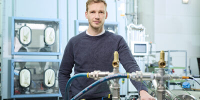 Doktorand Lukas Fleming arbeitet im Labor an einer Versuchsapparatur zur Untersuchung von Metallhydriden.