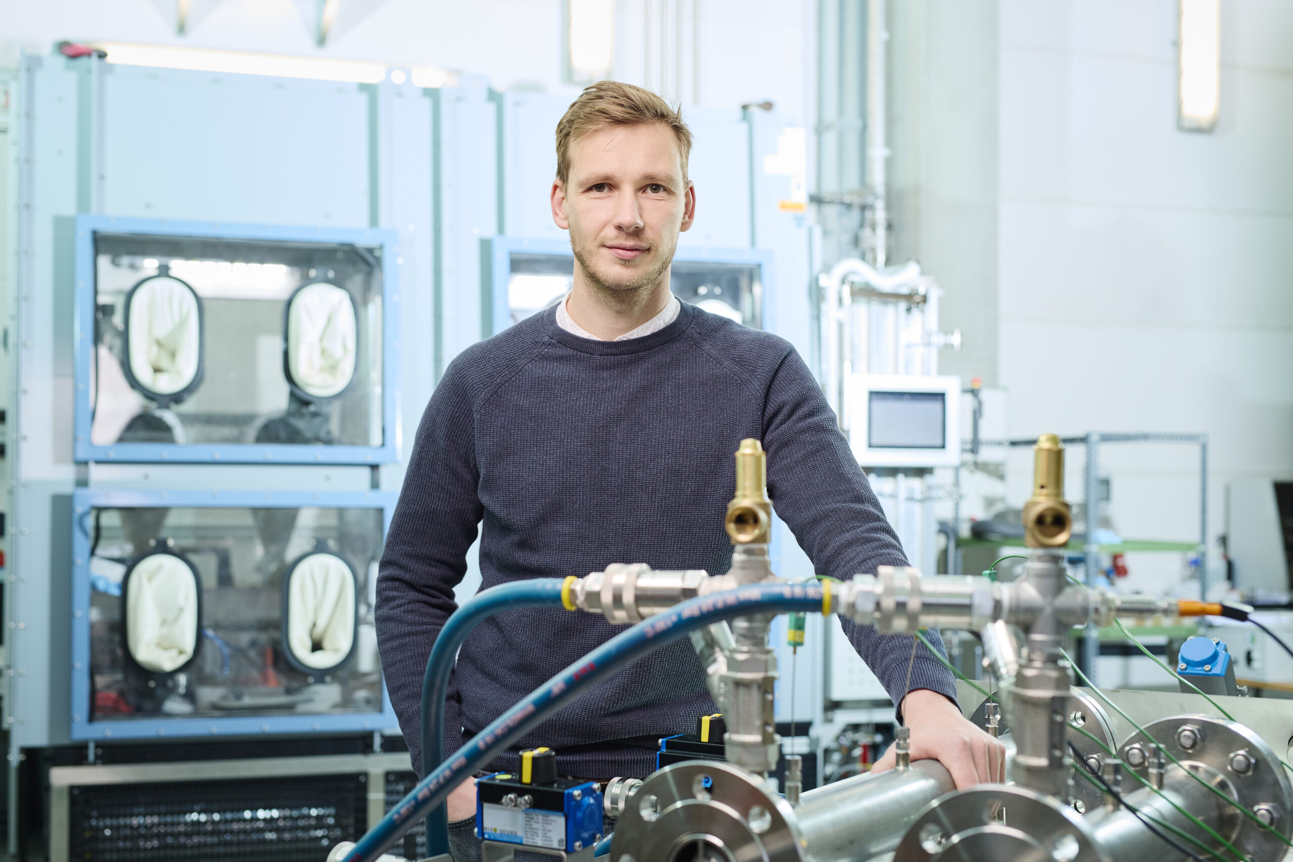 Doktorand Lukas Fleming arbeitet im Labor an einer Versuchsapparatur zur Untersuchung von Metallhydriden.