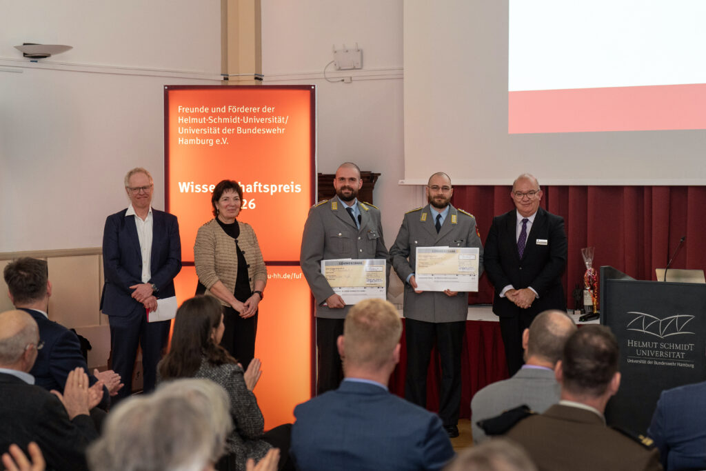 Übergabe des Preises des Präsidenten im Rahmen der Preisverleihung.