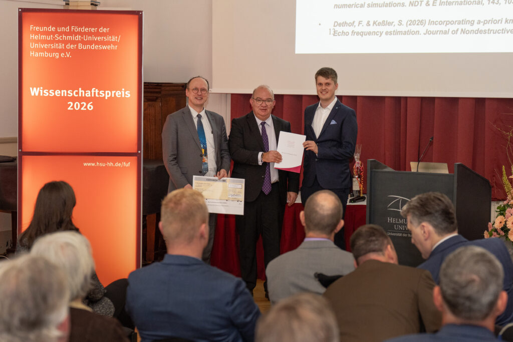 Urkundenübergabe beim Wissenschaftspreis 2026 an der Helmut‑Schmidt‑Universität.