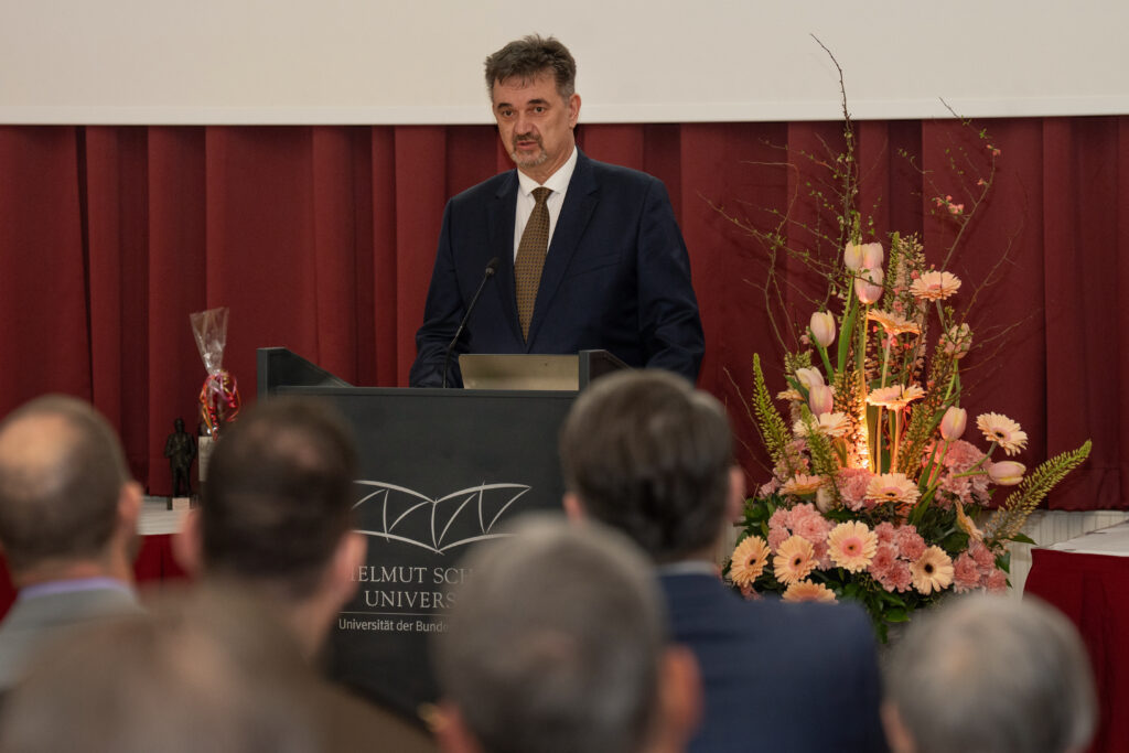 Ansprache am Rednerpult während der Preisverleihung an der Universität.
