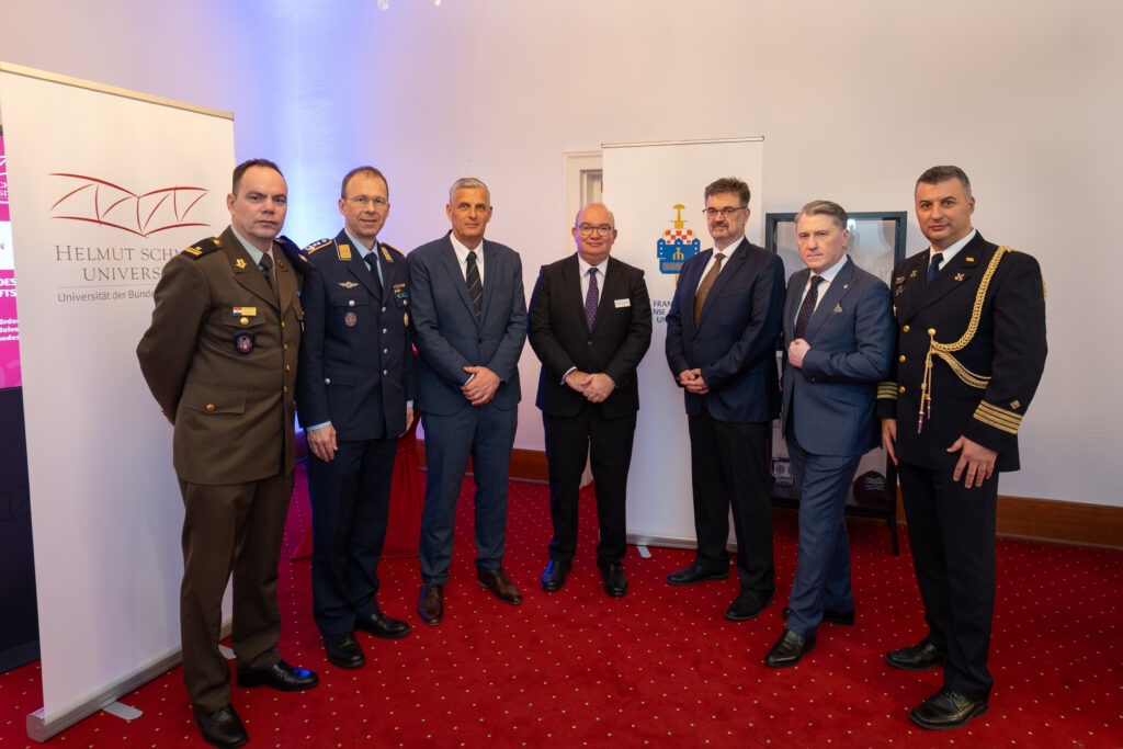Offizielles Gruppenfoto von Ehrengästen und Universitätsvertretern.