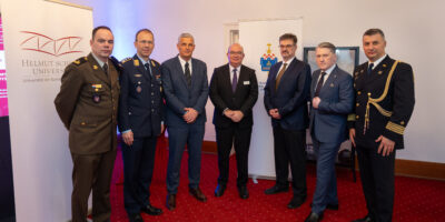 Offizielles Gruppenfoto von Ehrengästen und Universitätsvertretern.