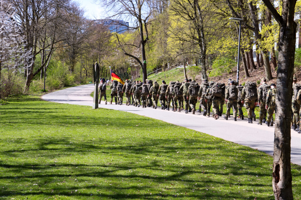 Soldatinnen und Soldaten marschieren gemeinsam im Rahmen des 16K3‑Gedenkmarschs durch Hamburg.