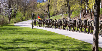 Soldatinnen und Soldaten marschieren gemeinsam im Rahmen des 16K3‑Gedenkmarschs durch Hamburg.