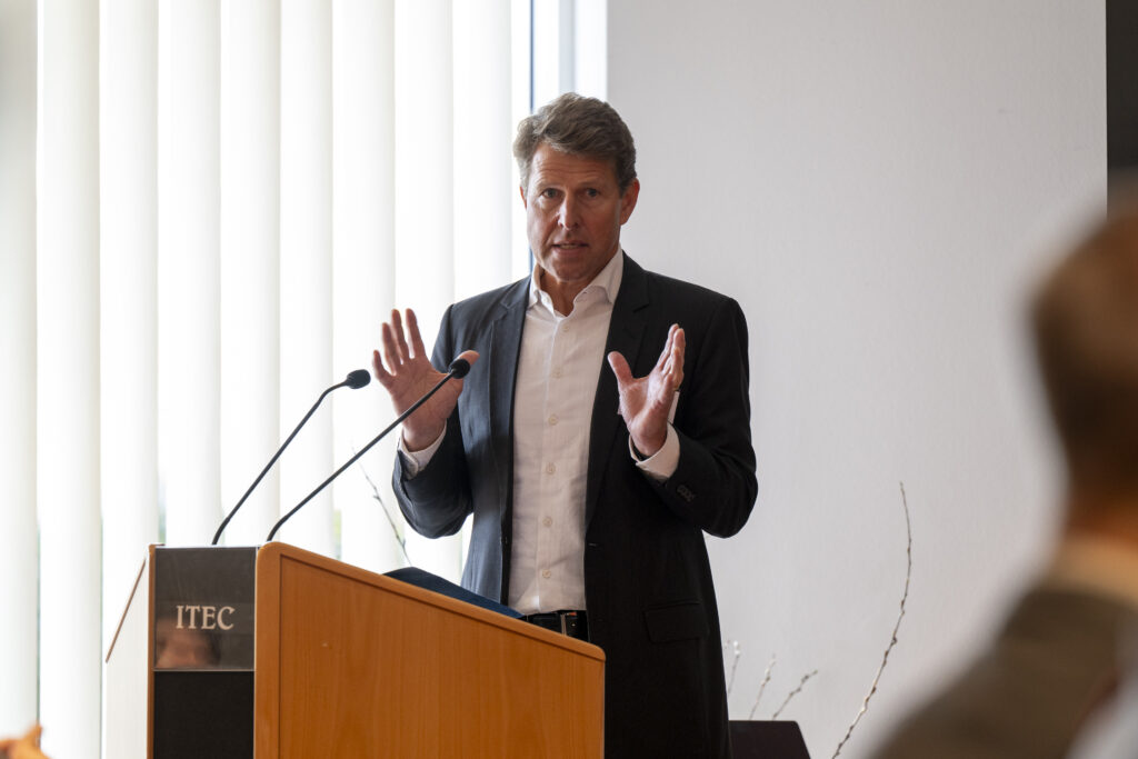 Ein Mann spricht vor einem Rednerpult