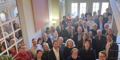 Eine Gruppe von Menschen blickt in die Kamera.