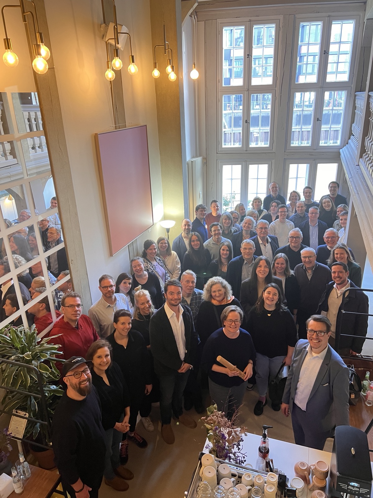 Eine Gruppe von Menschen blickt in die Kamera.