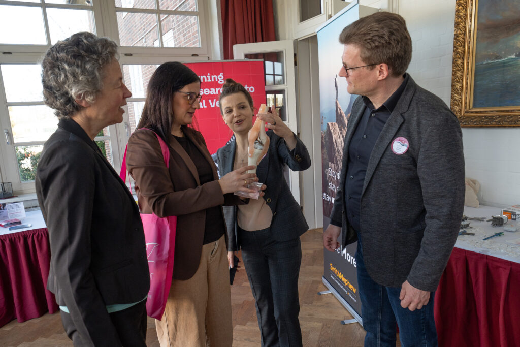 Teilnehmende der Life Science Studierendentagung begutachten gemeinsam ein medizinisches Demonstrationsobjekt.