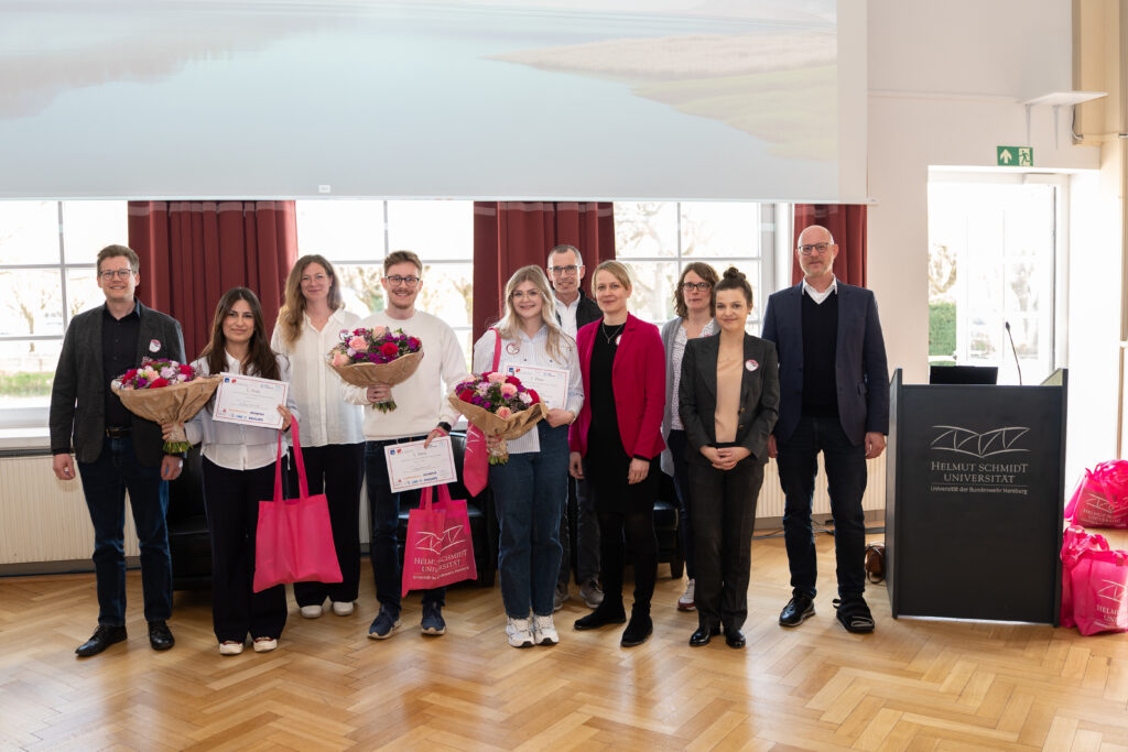 Gruppenfoto ausgezeichneter Studierender mit Urkunden und Blumen bei der Life Science Studierendentagung
