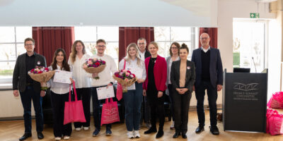 Gruppenfoto ausgezeichneter Studierender mit Urkunden und Blumen bei der Life Science Studierendentagung