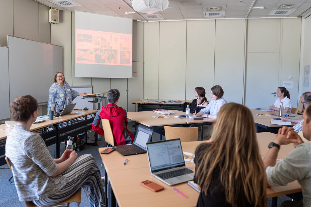Seminarsituation mit Vortrag und Diskussion in kleiner Runde beim Tag der Lehre.