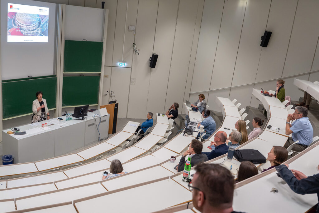 Vizepräsidentin für Lehre Prof. in Dr. Monika Daseking spricht im Hörsaal vor Teilnehmenden am Tag der Lehre an der HSU/UniBw H.