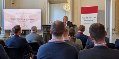 Universitätspräsident Prof. Klaus Beckmann hält eine Rede beim IPC Field Trip in Brüssel