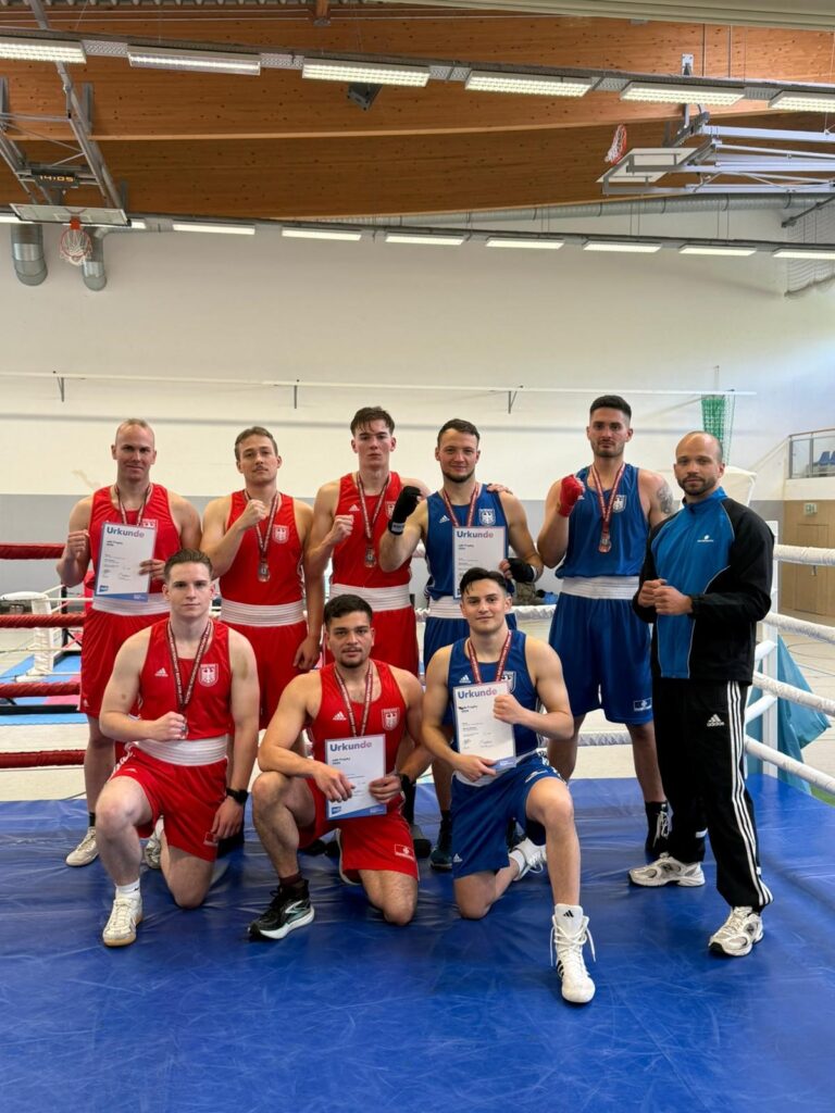 Gruppenfoto der Teilnehmenden der AG Boxen der HSU/UniBw H mit Betreuungspersonal bei der adh Box‑Trophy in Jena.