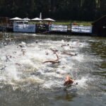 Teilnehmende starten gemeinsam in die Schwimmdisziplin eines Triathlons.
