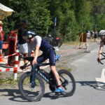 Zwei Triathleten fahren auf der Radstrecke einer Hochschulmeisterschaft.