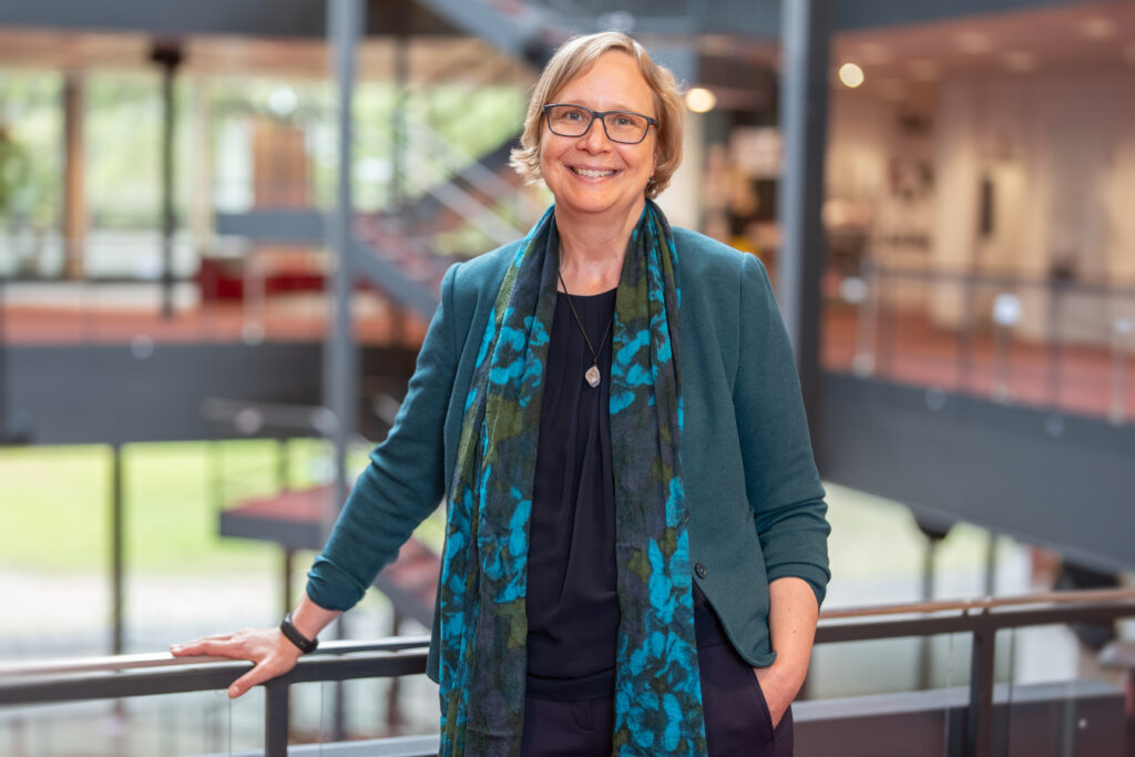 Porträt von Prof. Dr. Julia Hoffmann-Salz in einem Gebäude der Helmut-Schmidt-Universität/Universität der Bundeswehr Hamburg.