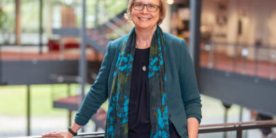Porträt von Prof. Dr. Julia Hoffmann-Salz in einem Gebäude der Helmut-Schmidt-Universität/Universität der Bundeswehr Hamburg.