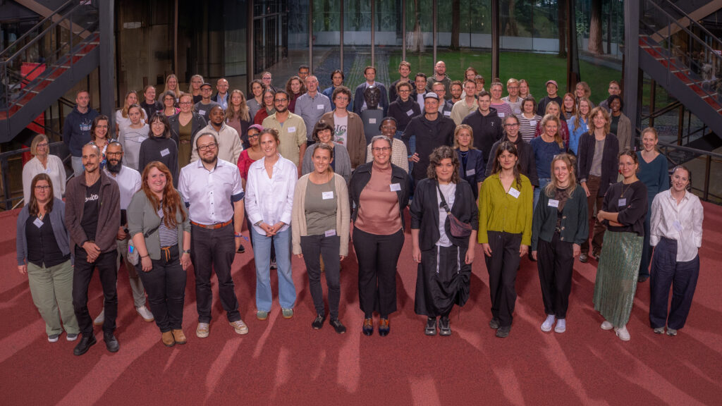 Teilnehmende der European Conference on Critical Edtech Studies (ECCES) an der HSU/UniBw H. Die Konferenz brachte Forschende mit Vertreterinnen und Vertretern aus Bildungspraxis, Politik und Technologieentwicklung zusammen.