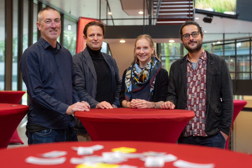 Das andere Foto zeigt das Organisationskommittee (von links: Ben Williamson, Jeremy Knox, Sigrid Hartong, Mathias Decuypere).