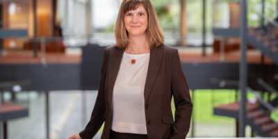 Porträt von Prof. Dr. Caroline Fehl in einem Gebäude der Helmut-Schmidt-Universität/Universität der Bundeswehr.